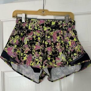 Lululemon high rise 2.5 hotty hot shorts size 8